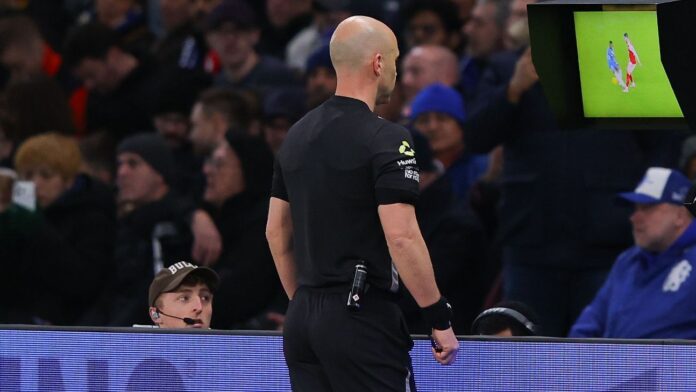 fifa-quer-implementar-revisao-do-var-em-escanteios-e-segundos-cartoes-amarelos-na-copa-do-mundo